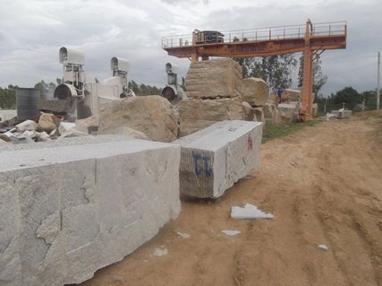 3-using-cranes,-cranes-block-stone-on-the-saws-machine_resize.JPG